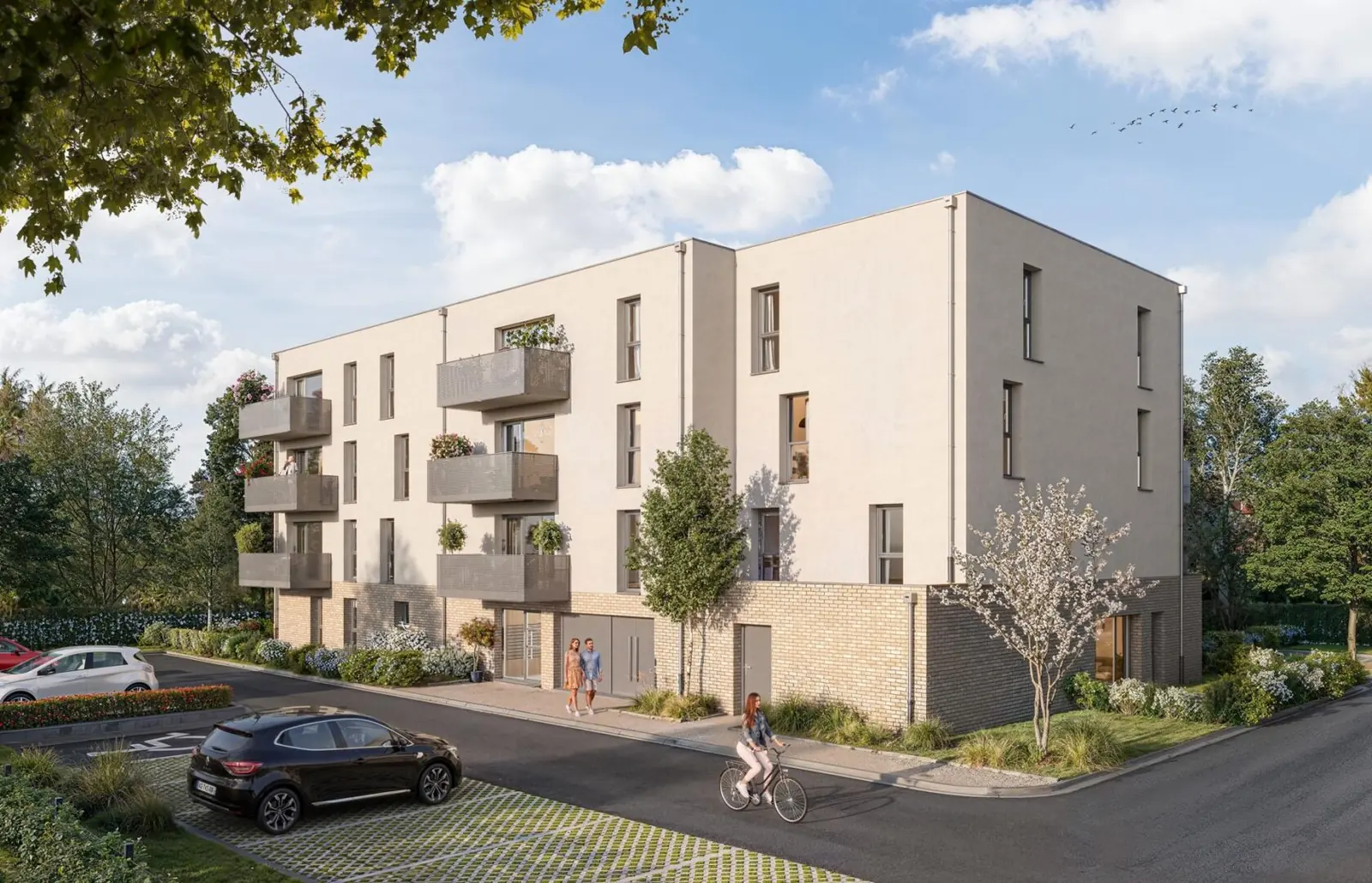 La résidence vue depuis la rue : enduit clair, socle en brique, balcons, places de stationnement et jardins.